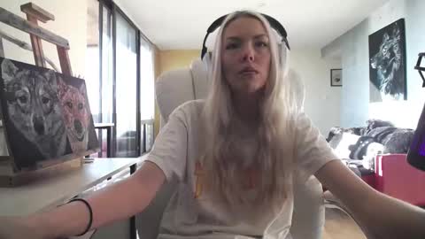 stage Kylie Sinner  brand CLITBAIT online show from 10/27/25, 07:51