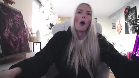 stage Kylie Sinner  brand CLITBAIT online show from 12/17/25, 08:26