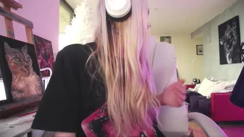 stage Kylie Sinner  brand CLITBAIT online show from 01/18/26, 08:12