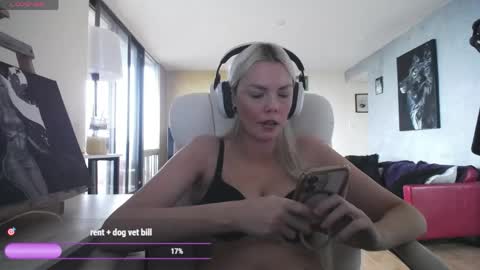Snapshot of tinykylie chatting on 05/17/26, 10:55 stage Kylie Sinner brand CLITBAIT online show from 05/17/26, 10:55