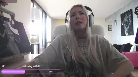 Snapshot of tinykylie chatting on 05/18/26, 09:31 stage Kylie Sinner brand CLITBAIT online show from 05/18/26, 09:31