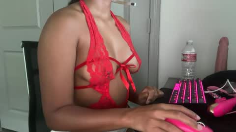 Snapshot of tinylittlebrownie chatting on 06/14/26, 10:45 tinylittlebrownie online show from 06/14/26, 10:45