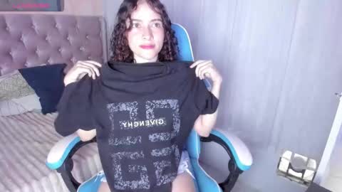 Snapshot of tinysophi chatting on 11/18/25, 02:06 tinysophi online show from 11/18/25, 02:06