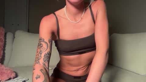 Snapshot of tinytayy chatting on 06/03/26, 03:42 tinytayy online show from 06/03/26, 03:42
