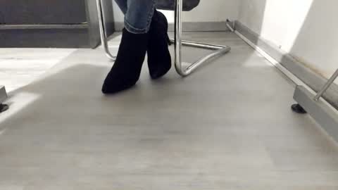 Anna online show from 10/12/25, 02:43