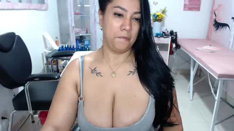 Snapshot of titsbiglovers chatting on 11/04/25, 05:34 DIVA online show from 11/04/25, 05:34