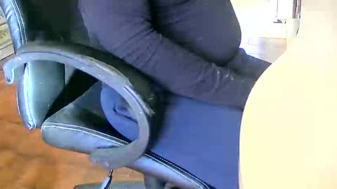 Snapshot of tobikoyuzu chatting on 11/27/25, 01:13 Tobiko online show from 11/27/25, 01:13