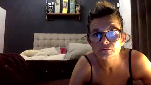 Snapshot of todean77 chatting on 12/23/25, 01:58 todean77 online show from 12/23/25, 01:58