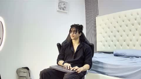 toji lee online show from 11/02/25, 02:14