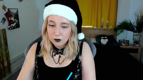 Snapshot of tollimoll chatting on 12/20/24, 12:38 Tolli Moll online show from 12/20/24, 12:38
