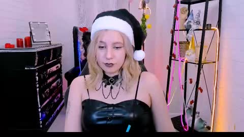 Snapshot of tollimoll chatting on 12/21/24, 10:17 Tolli Moll online show from 12/21/24, 10:17