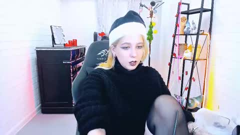 Snapshot of tollimoll chatting on 12/28/24, 09:09 Tolli Moll online show from 12/28/24, 09:09