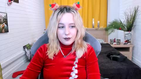 Snapshot of tollimoll chatting on 12/31/24, 08:15 Tolli Moll online show from 12/31/24, 08:15