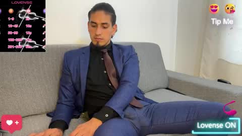 Snapshot of tom_blunt96 chatting on 12/19/25, 06:04 TOM online show from 12/19/25, 06:04