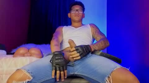 Tom online show from 10/08/25, 01:36