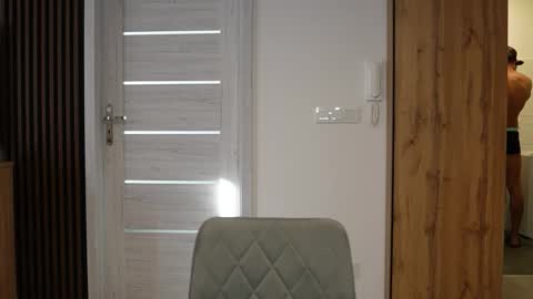 Tom online show from 09/19/25, 06:37