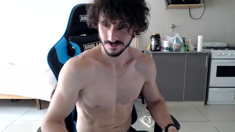 Snapshot of tom_show chatting on 12/18/24, 07:30 tom_show online show from 12/18/24, 07:30