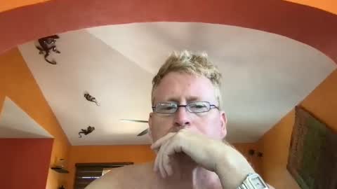 Snapshot of tomascausa chatting on 09/17/25, 06:42 Hola online show from 09/17/25, 06:42