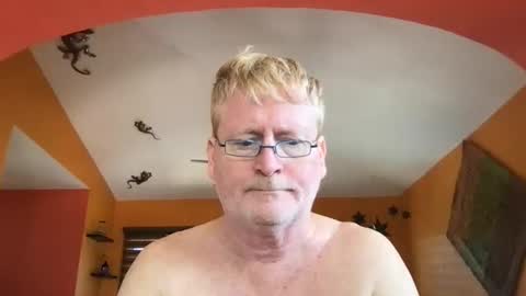 Snapshot of tomascausa chatting on 10/13/25, 05:35 Hola online show from 10/13/25, 05:35