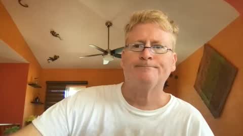 Snapshot of tomascausa chatting on 10/27/25, 06:45 Hola online show from 10/27/25, 06:45