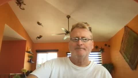 Snapshot of tomascausa chatting on 04/15/26, 07:58 Hola online show from 04/15/26, 07:58