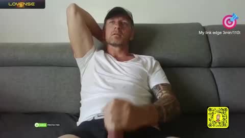 Snapshot of tomhardic chatting on 02/22/25, 10:29 TOM online show from 02/22/25, 10:29