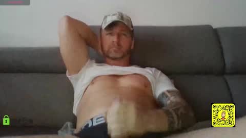 Snapshot of tomhardic chatting on 03/11/25, 01:23 TOM online show from 03/11/25, 01:23