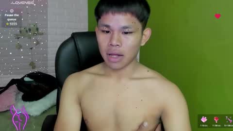 Snapshot of tommy_cherry chatting on 11/25/25, 04:40 Tommy online show from 11/25/25, 04:40