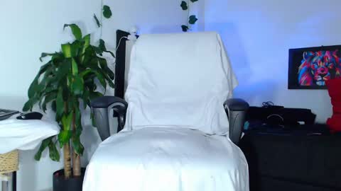 Snapshot of tommy_hotguy chatting on 12/11/24, 02:09 tommy online show from 12/11/24, 02:09