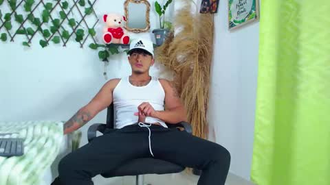 Snapshot of tommy_hotguy chatting on 10/02/25, 06:37 tommy online show from 10/02/25, 06:37