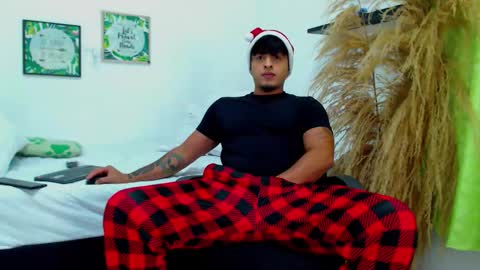 Snapshot of tommy_hotguy chatting on 12/14/25, 02:17 tommy online show from 12/14/25, 02:17