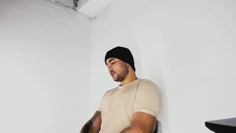 Snapshot of tommy_sccott chatting on 10/28/25, 11:51 tommy_sccott online show from 10/28/25, 11:51