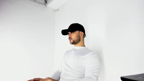 Snapshot of tommy_sccott chatting on 10/31/25, 10:33 tommy_sccott online show from 10/31/25, 10:33