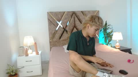 Snapshot of tommyfoxboy chatting on 12/04/24, 12:25 Tommy Foxboy online show from 12/04/24, 12:25