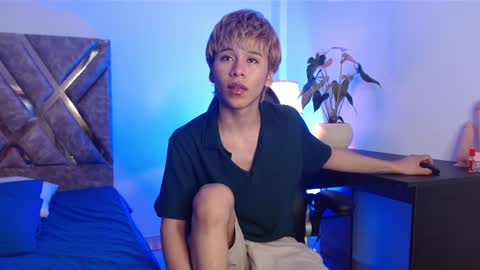 Snapshot of tommyfoxboy chatting on 01/19/25, 02:17 Tommy Foxboy online show from 01/19/25, 02:17