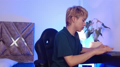 Snapshot of tommyfoxboy chatting on 01/19/25, 05:18 Tommy Foxboy online show from 01/19/25, 05:18