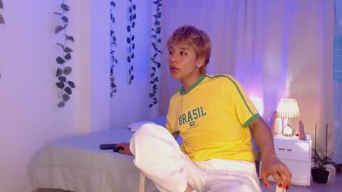 Snapshot of tommyfoxboy chatting on 01/21/25, 11:02 Tommy Foxboy online show from 01/21/25, 11:02