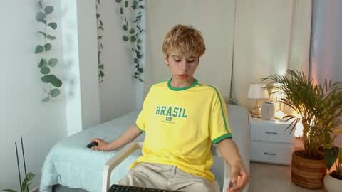 Snapshot of tommyfoxboy chatting on 01/31/25, 01:12 Tommy Foxboy online show from 01/31/25, 01:12