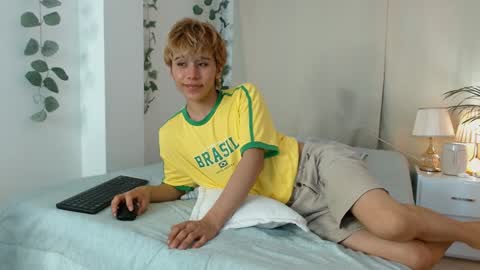 Snapshot of tommyfoxboy chatting on 01/31/25, 04:17 Tommy Foxboy online show from 01/31/25, 04:17