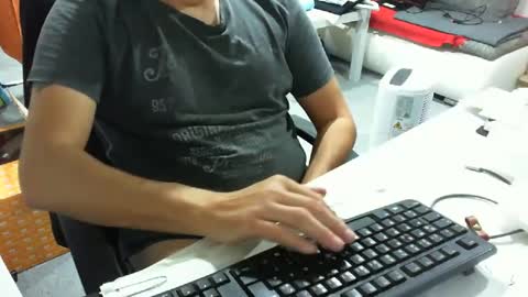 Snapshot of tomtom02029 chatting on 10/05/25, 07:56 Tom online show from 10/05/25, 07:56