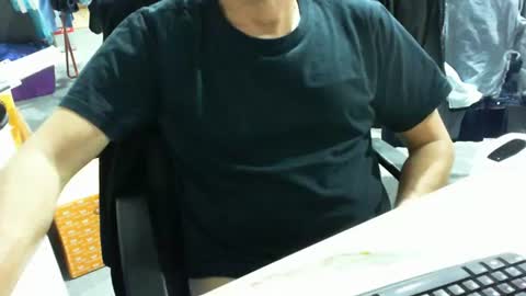 Snapshot of tomtom02029 chatting on 11/21/25, 06:39 Tom online show from 11/21/25, 06:39