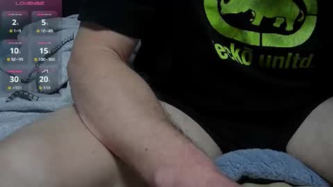 Snapshot of tomwilles1 chatting on 12/14/25, 04:45 Tom online show from 12/14/25, 04:45