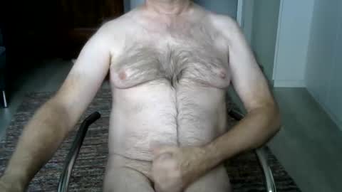 Snapshot of tooohard chatting on 10/22/25, 07:52 Alex online show from 10/22/25, 07:52