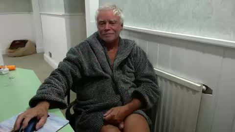 Snapshot of topsurgeon2025 chatting on 12/21/25, 01:24 topsurgeon2025 online show from 12/21/25, 01:24