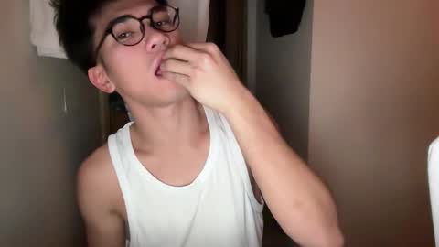 Snapshot of toshikaro0 chatting on 02/22/26, 05:44 Karo online show from 02/22/26, 05:44