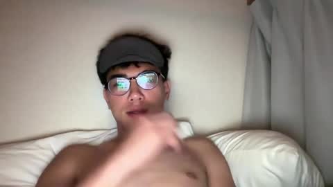 Snapshot of toshikaro0 chatting on 04/26/26, 03:32 Karo online show from 04/26/26, 03:32