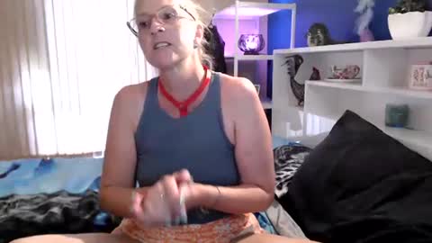 Snapshot of total_aussie_milfs chatting on 01/28/25, 11:17 Milly online show from 01/28/25, 11:17