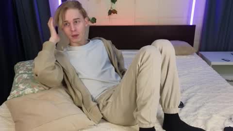 Max online show from 12/02/25, 01:05