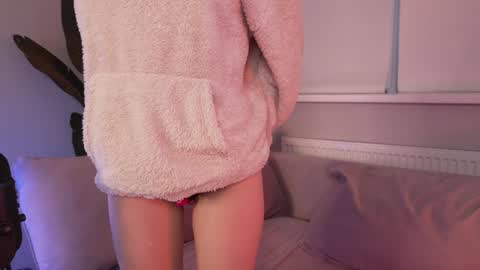 Snapshot of toxl chatting on 01/25/25, 01:19 Bella online show from 01/25/25, 01:19