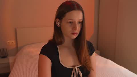 Snapshot of toxl chatting on 12/15/25, 04:22 Bella online show from 12/15/25, 04:22